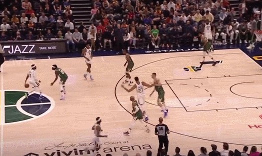 体育资讯-大洛归来带回雄鹿ID 卫冕冠军开启冲刺模式