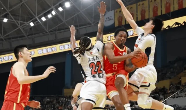 小巴里-布朗全场21中7，三分8中2得到21分3篮板3助攻2抢断