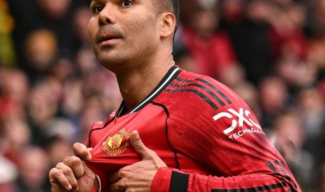 开云投注-曼联主场7万人高呼卡塞米罗再踢1年！表现越好越难留队，拉爵无情