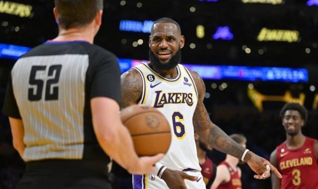 ky体育app-詹姆斯场均罚球破新低 湖人进攻杀伤能力持续退步