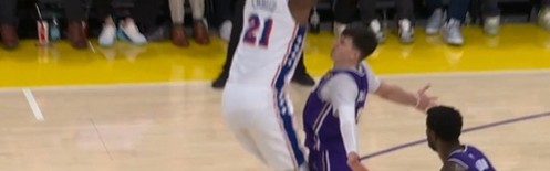 这姿势有点搞笑🤣恩比德诡异姿势造成拉拉维亚投篮犯规