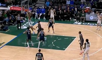 体育娱乐-吉昂径直杀入禁区双手暴扣，还剩3分钟雄鹿领先独行侠26分