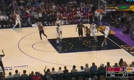 ky体育app-东契奇三分手起刀落稳稳命中，得到20分&amp;amp;追平科比单月纪录