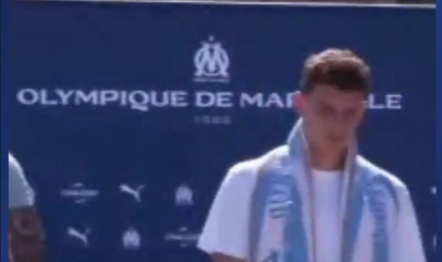 法媒：帕瓦尔受到马赛球迷欢迎，约50名球迷在机场接机