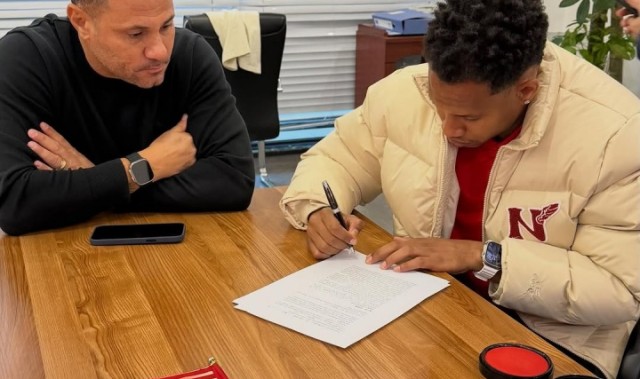 体育资讯-茹萨签约现场照