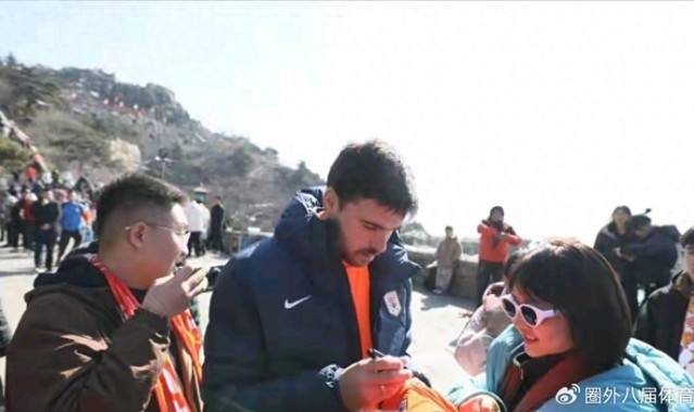 开云投注-泰山不登了，球迷炸锅！25年传统说停就停，到底谁在怕？|山东泰山|球队|俱乐部|职业|训练_新浪体育_新浪新闻