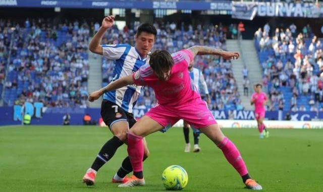 赛事直播-全队最低分！武磊半场仅触球11次再失证明机会