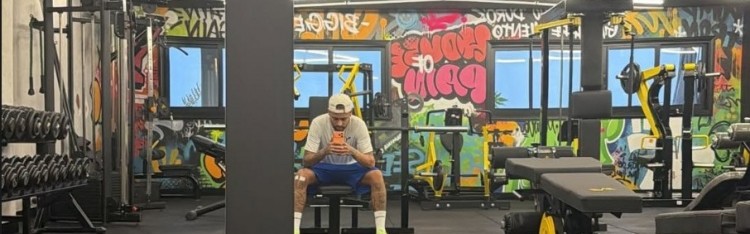 练起来！内马尔社媒晒健身房内自拍照片