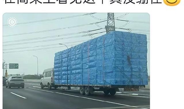 体育娱乐-笑麻！在高架上看到这个真没有绷住，不是亲眼所见，真不敢相信